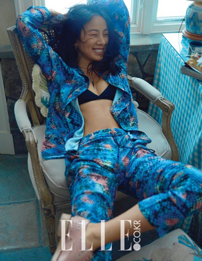 Lee Hyori cùng chồng nhảy bên hiên nhà