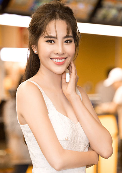 angela-phuong-trinh-pham-huong-trang-diem-dep-voi-mat-khoi-3