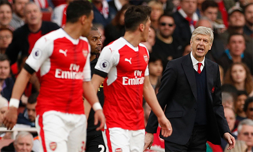 CĐV tiếp tục giăng biểu ngữ, hối Arsenal sa thải Wenger