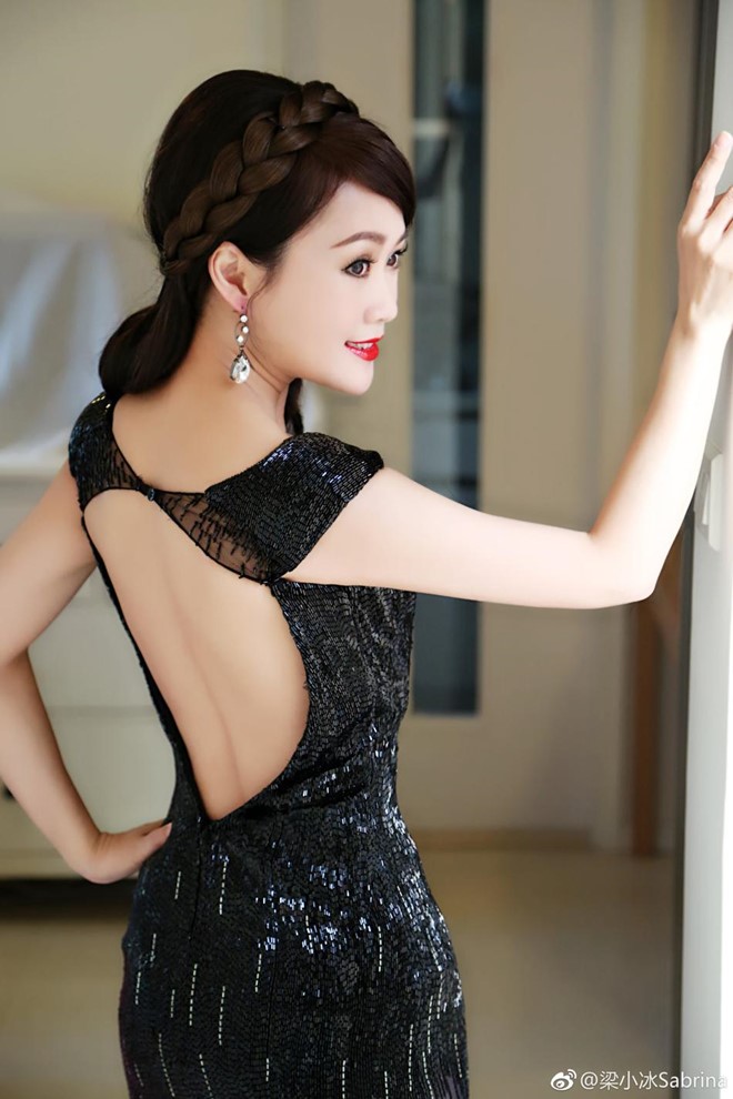 48 tuổi, Chúc Anh Đài Lương Tiểu Băng bị chê bai vì ảnh chỉnh sửa quá đà