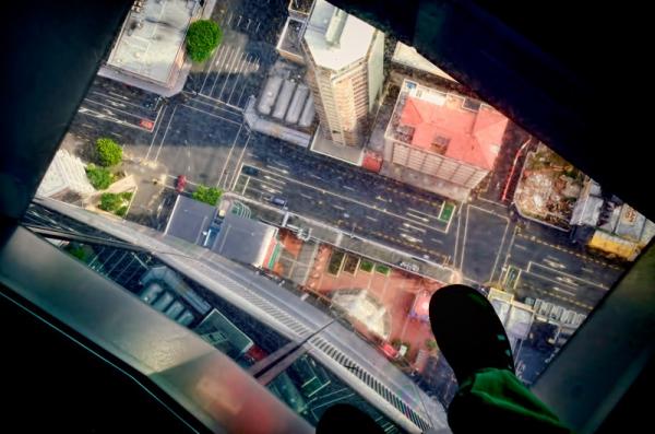 Những đài quan sát đáy kính cao vút khiến du khách run chân