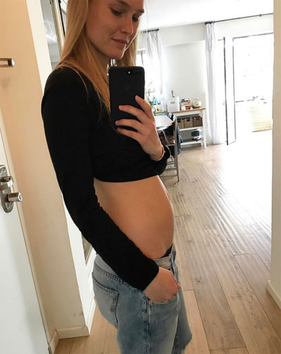 Siêu mẫu Bar Rafaeli có thai sau bảy tháng sinh con