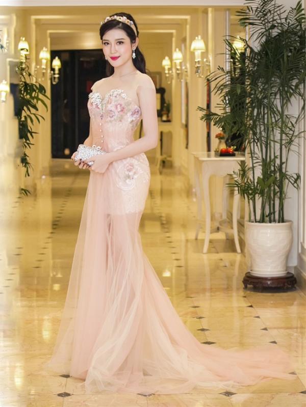 ‘Toát mồ hôi’ khi Huyền My mặc mỏng tang, buông lơi hơn đàn chị