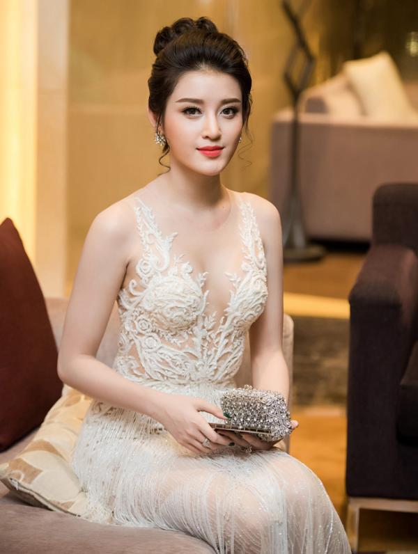 ‘Toát mồ hôi’ khi Huyền My mặc mỏng tang, buông lơi hơn đàn chị