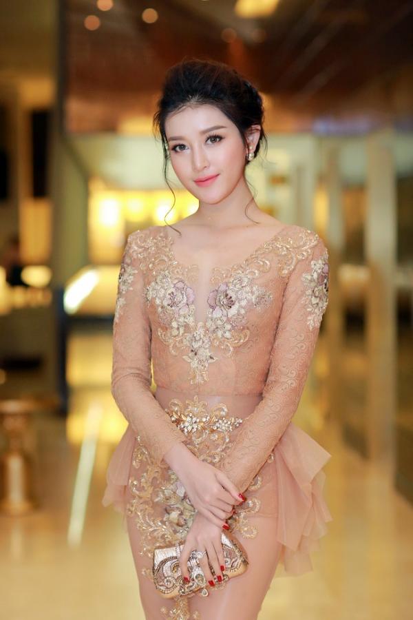 ‘Toát mồ hôi’ khi Huyền My mặc mỏng tang, buông lơi hơn đàn chị