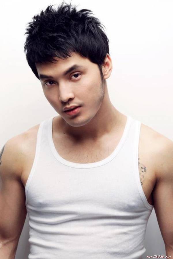 Ca sĩ Ưng Hoà ng Phúc.