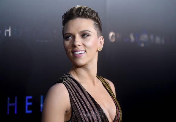 Scarlett Johansson dự ra mắt phim cùng em song sinh