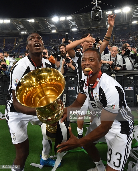 Patrice Evra lo ngại cho sự nghiệp của Paul Pogba