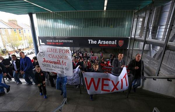 Muôn kiểu biểu tình của CĐV Arsenal đòi sa thải Wenger