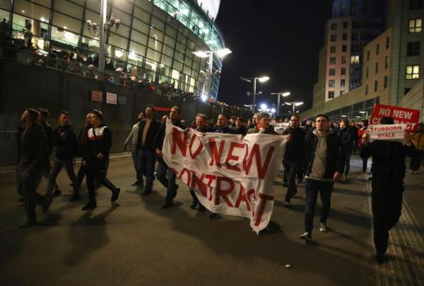Muôn kiểu biểu tình của CĐV Arsenal đòi sa thải Wenger