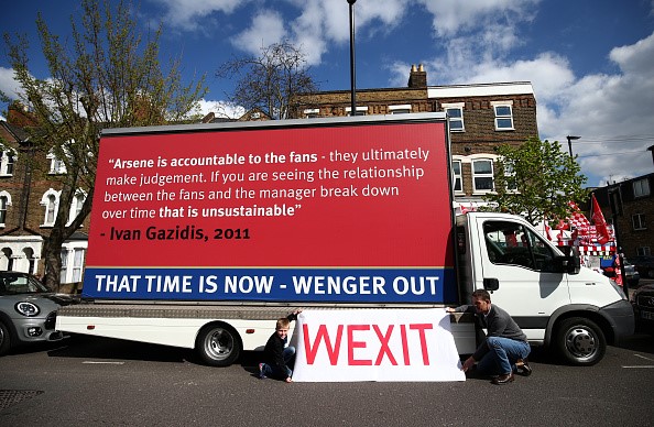 Muôn kiểu biểu tình của CĐV Arsenal đòi sa thải Wenger