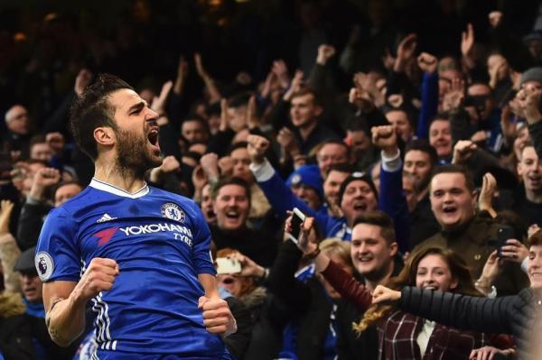 ‘Máy bay’ 41 tuổi của Fabregas sinh con thứ 5