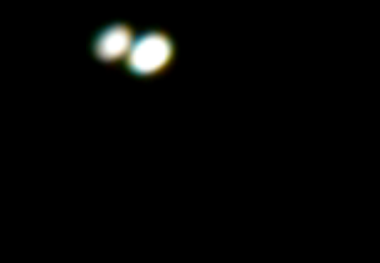 Hai vật thể nghi UFO khám phá bầu trời đêm ở Anh