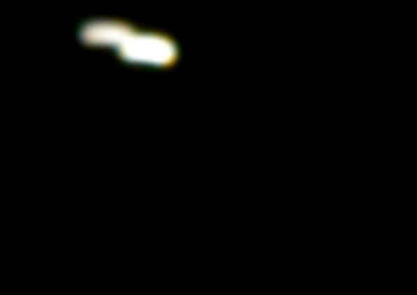 Hai vật thể nghi UFO khám phá bầu trời đêm ở Anh