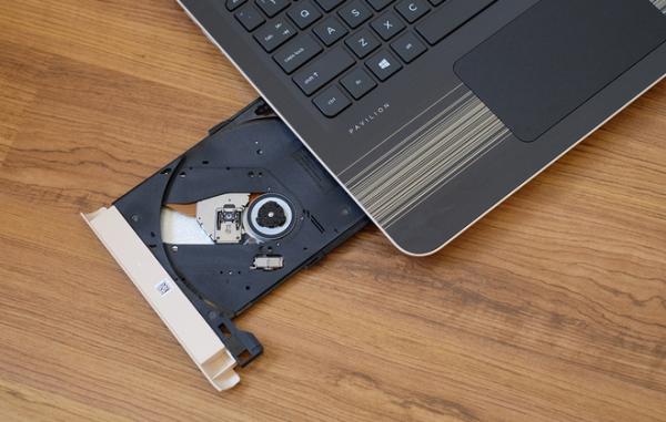 Laptop pin hơn 9 tiếng, tích hợp sạc nhanh