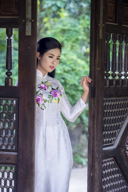 Ngọc Hân chụp ảnh áo dài tại nhà cổ 100 tuổi