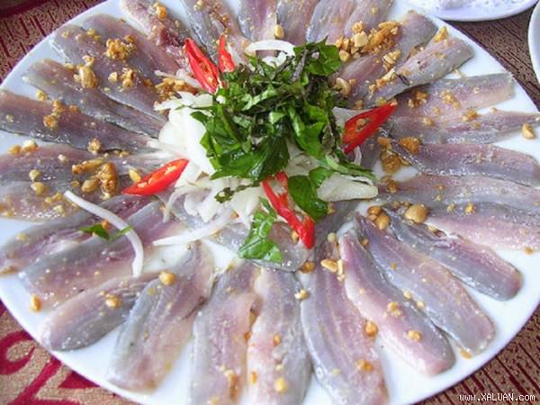 Không nên ăn cá sống.