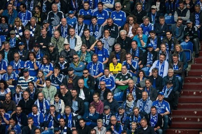 Fan nữ Dortmund gây sốc khi dám ngồi giữa rừng CĐV Schalke