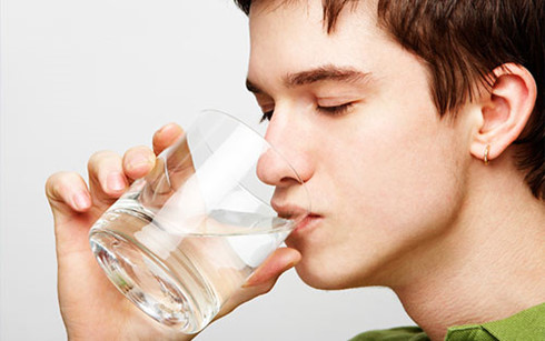 Điều gì sẽ xảy ra nếu bạn uống quá nhiều hoặc quá ít nước?