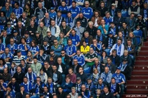 Fan nữ Dortmund được trọng thưởng nhờ lòng quả cảm